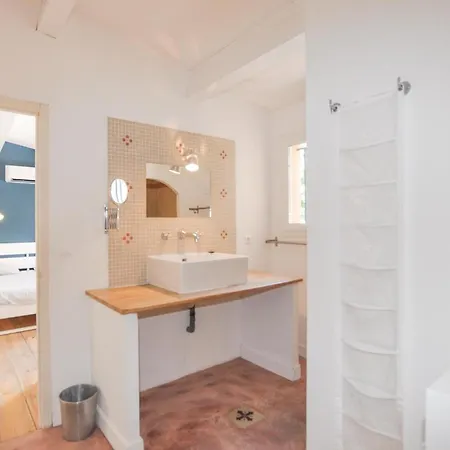 4 Bedroom Awesome In Narbonne