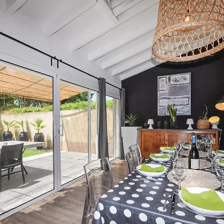 Dom wakacyjny 4 Bedroom Awesome In Narbona