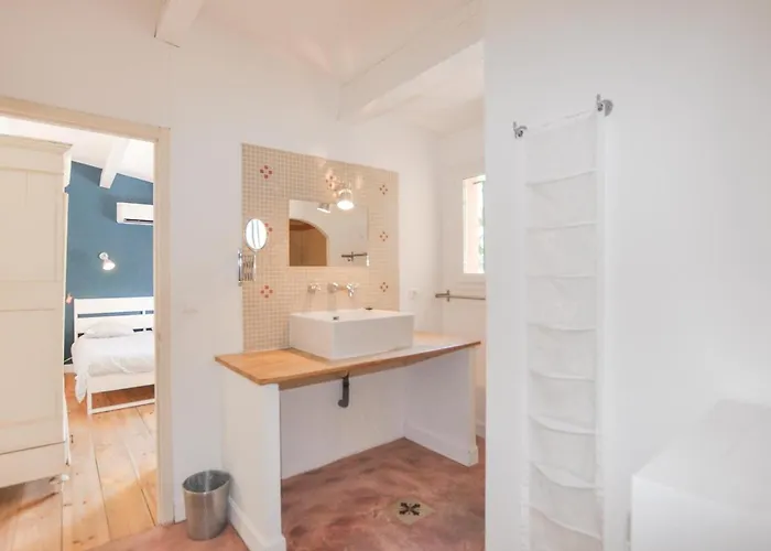 4 Bedroom Awesome In Narbona