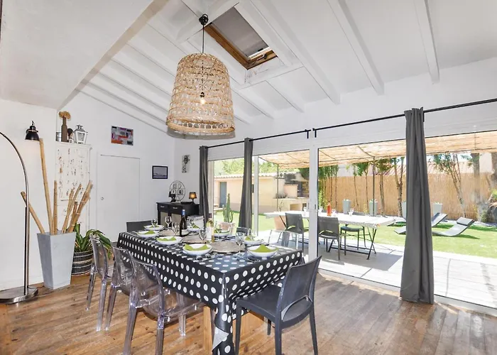 4 Bedroom Awesome In Narbona