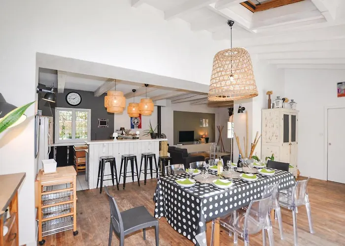 4 Bedroom Awesome In Narbona