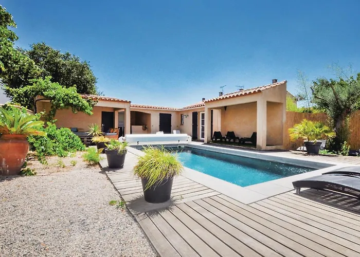 4 Bedroom Awesome In Narbona